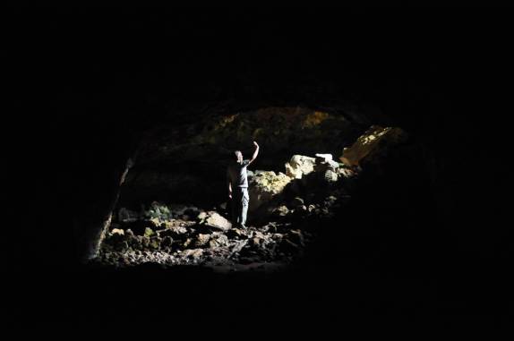 Observando uma das saídas de Ana Te Panu, caverna que servia de moradia e refúgio para os antigos habitantes de Rapa Nui (ou Ilha de Páscoa), ilha chilena no meio do Oceano Pacífico